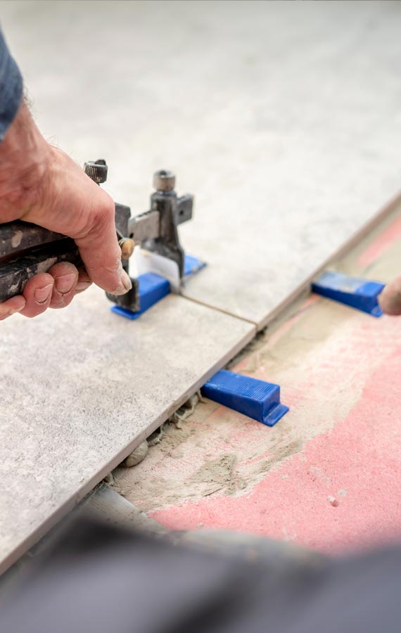 Fliesenleger bei der Arbeit